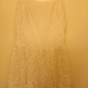 Short white floral dress with closing at the end.